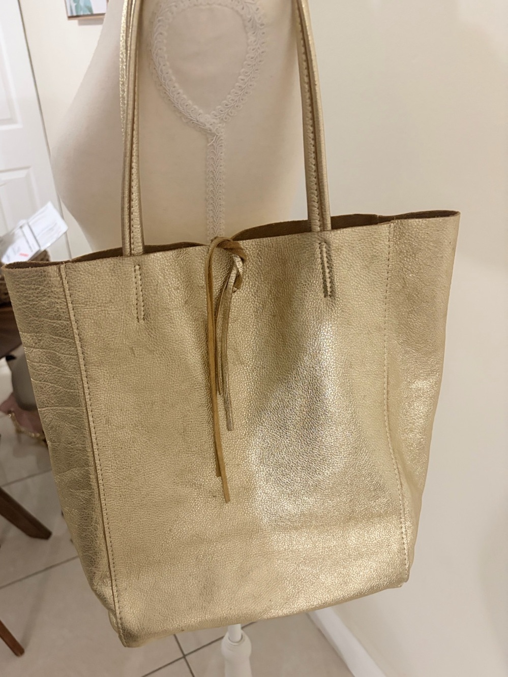 Borse in Pelle Made in Italy Metallic Gold Leather Slouchy Tote Bag with Pouch